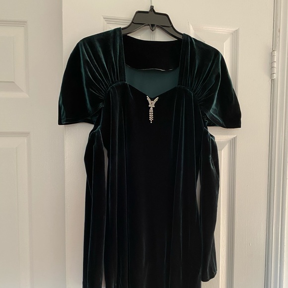 Green velvet gown - Picture 1 of 7